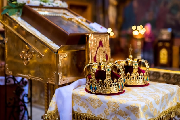 Couronnes de roi d'église d'or. Couronnes de cérémonie de mariage.