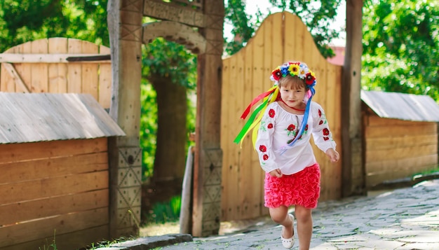 Couronnes traditionnelles ukrainiennes sur fond de feuilles