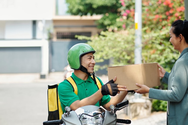 Courrier donnant la boîte au client