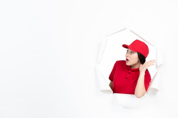 Courrier féminin en uniforme rouge sur blanc