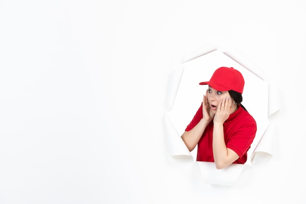 Courrier féminin en uniforme rouge sur blanc