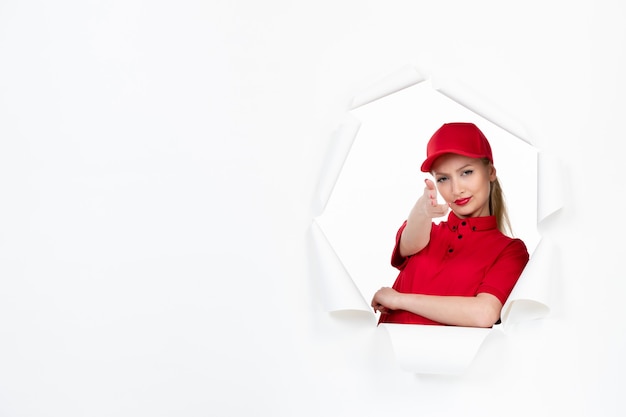 Courrier féminin en uniforme rouge sur blanc