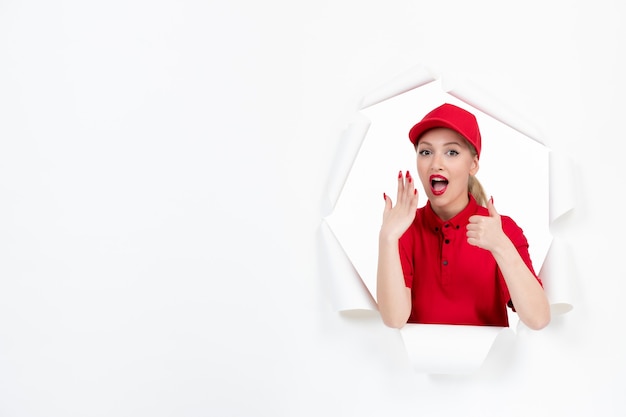 Courrier féminin en uniforme rouge sur blanc