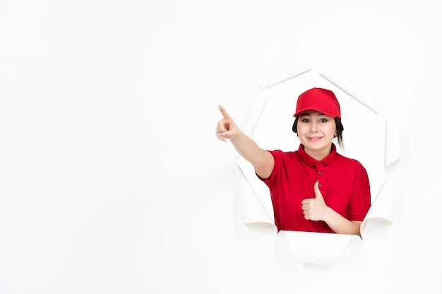 Courrier féminin en uniforme rouge pointant au-dessus sur blanc