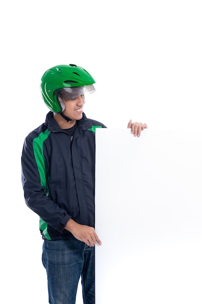 Courrier homme avec casque et uniforme tenant un tableau blanc vierge isolé