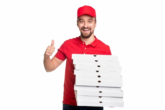 Courrier joyeux approuvant le service de livraison de pizza