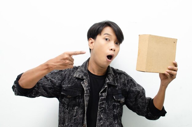 Courrier de livraison et concept de service d'expédition. jeune, homme asiatique, tenue, paquet, colis, carton, boîte