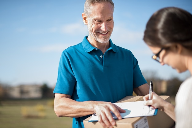 Courrier livrant un colis