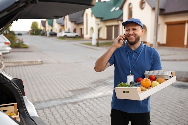 Photo courrier livrant des courses à domicile