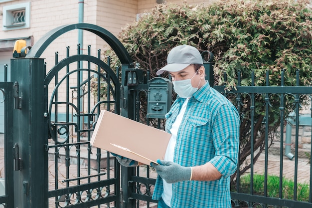 Courrier en masque de protection et gants médicaux