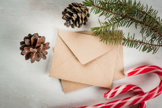 Courrier de Noël, enveloppes avec lettres et décorations