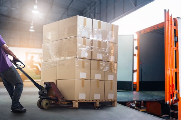 Courrier travailleur déchargeant la boîte de colis hors du service de livraison de conteneurs de fret Logistique d'entrepôt
