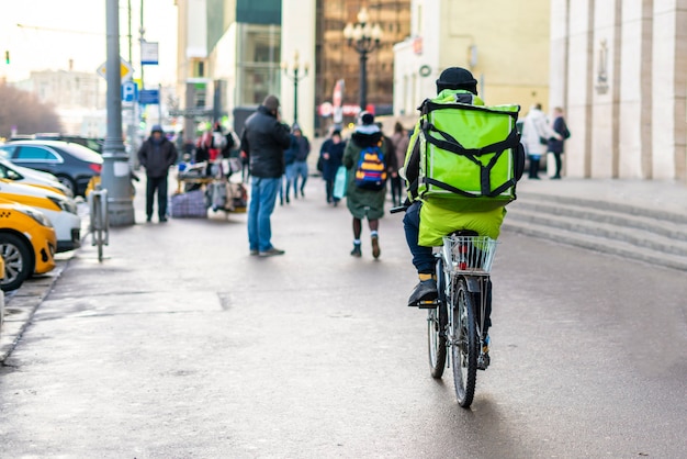 Courrier sur vélo deliever nourriture savoureuse dans les rues de la ville b