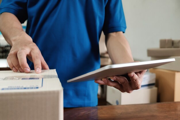 Courrier vérifiant le reçu de livraison dans le bureau.