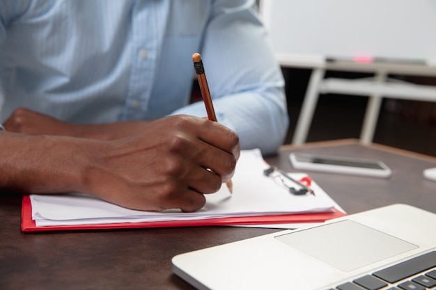 Cours d'anglais en ligne à la maison près des mains de l'homme pendant l'enseignement à distance des étudiants à l'intérieur