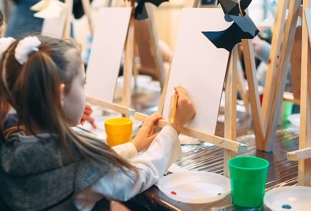 Cours collectif de dessin. Les enfants apprennent à dessiner en classe.