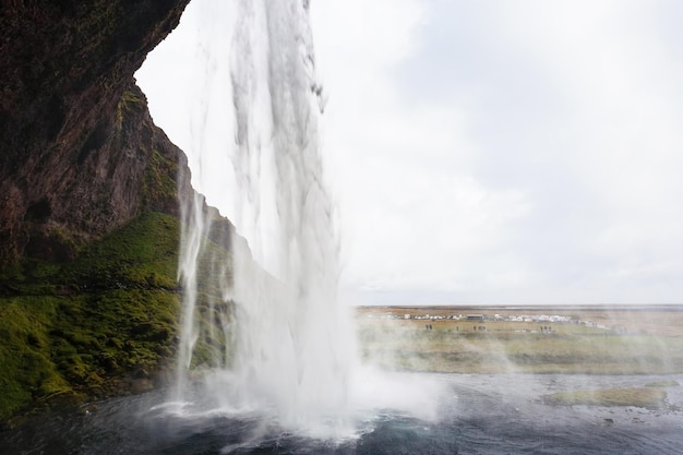 Cours d'eau de la cascade de Seljalandsfoss