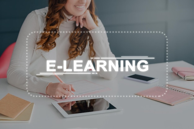 Photo cours elearning enseignement à distance femme tablette