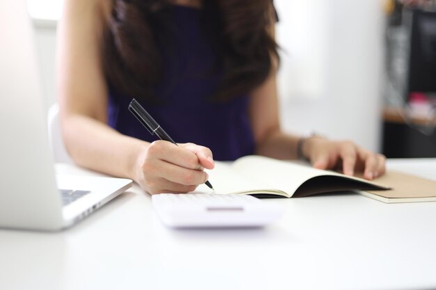 Cours d'étude en ligne pour l'apprentissage en ligne Étudiante intelligente assise à table regardant la leçon en ligne et étudiant à la maison Restez à la maison restez en sécurité