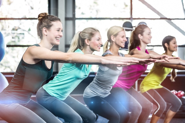 Cours de fitness faisant des exercices dans la salle de gym