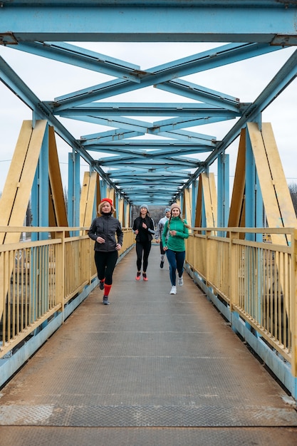 Cours de fitness en groupe à l'extérieur. Cours de gym organisés mis en place dans les parcs publics. Trois femmes s'entraînant ensemble dans le parc public. Concept de santé, de bien-être et de communauté.