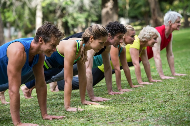 Cours de fitness pratiquant le yoga