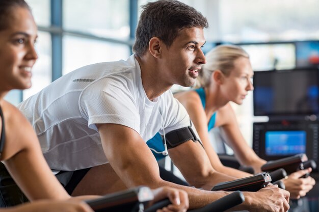 Cours De Fitness Vélo Au Gymnase