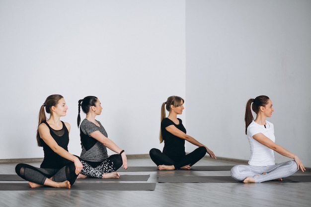 Cours de groupe de yoga