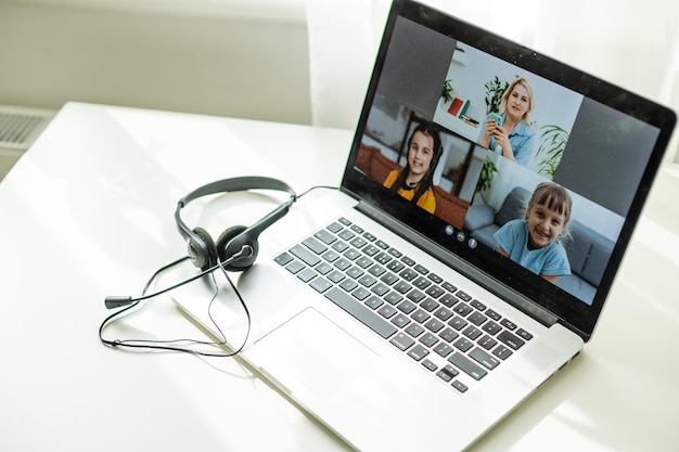 Cours en ligne à l'aide de vidéoconférence sur ordinateur portable.