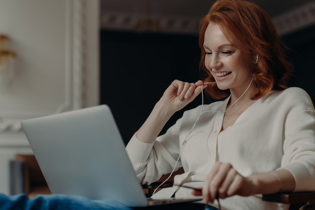 Cours en ligne d'études sur les femmes positives, parle avec un ami dans la demande