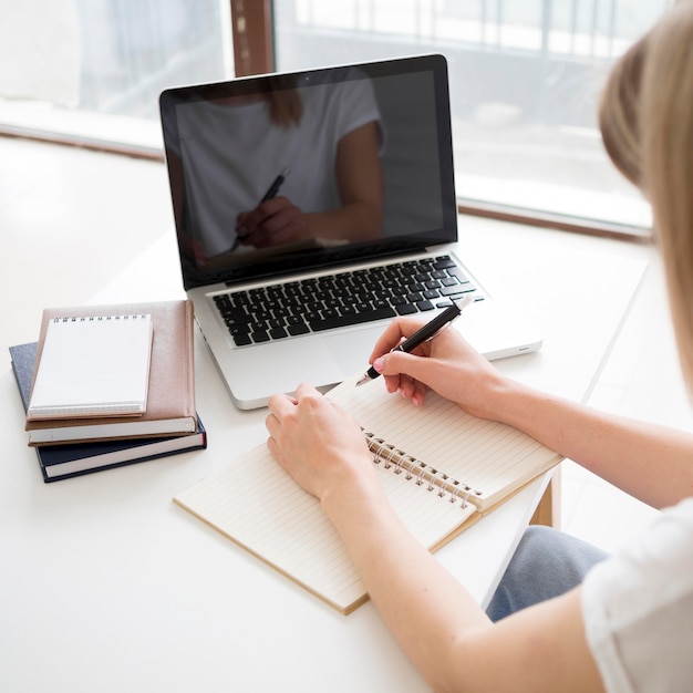 Cours en ligne avec étudiant à domicile