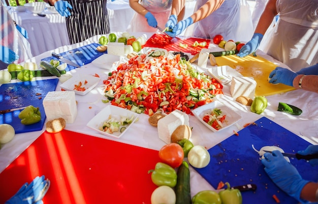 Cours de maître en cuisine Salade grecque sur la terrasse ensoleillée du restaurant