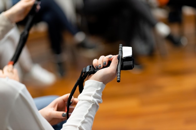 Cours de médecine tactique Les mains d'une femme tiennent un tourniquet Place pour le texte