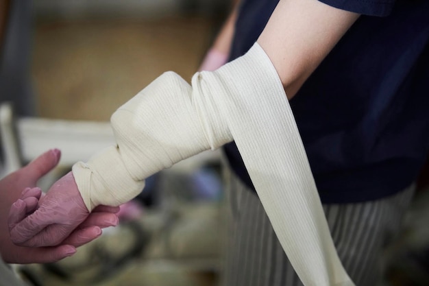 cours de médecine tactique, pansements. Formation aux premiers secours. Les médecins traitent le patient avec des bandages.