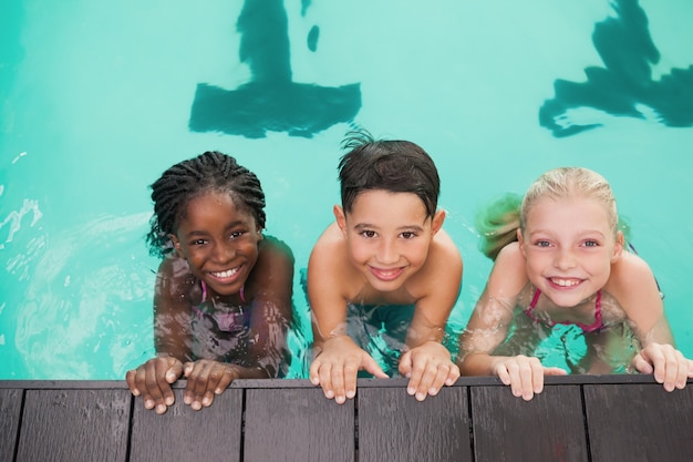 Cours de natation mignon dans la piscine avec entraîneur