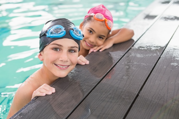 Cours de natation mignon dans la piscine