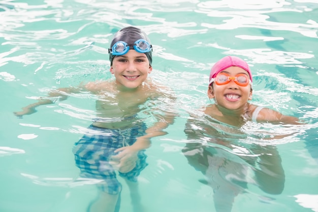 Cours de natation mignon dans la piscine