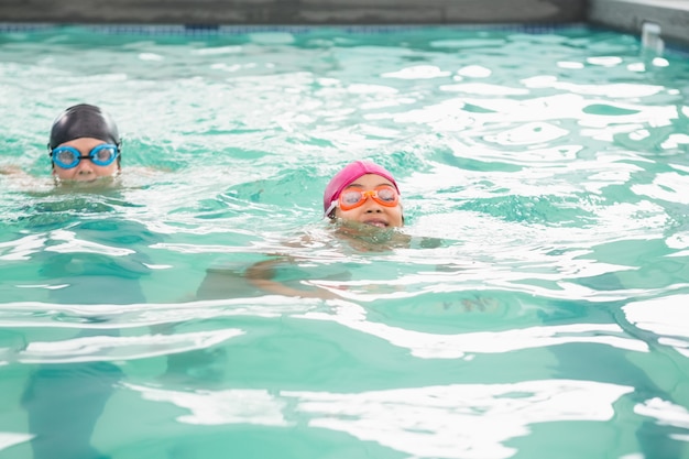 Cours de natation mignon dans la piscine