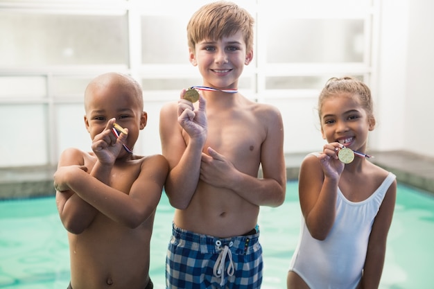 Photo cours de natation mignon souriant avec des médailles