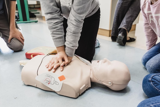 Cours de premiers secours en réanimation cardio-pulmonaire à l'aide d'un défibrillateur externe automatisé DAE
