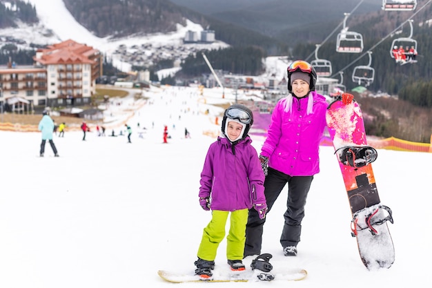 cours de snowboard en station d'hiver