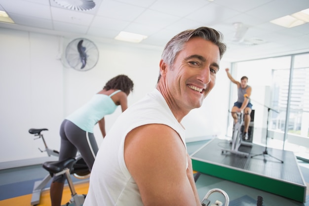 Cours de spin avec un instructeur de motivation