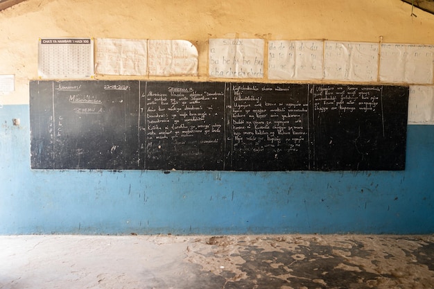 Cours de swahili dans une école africaine sans enfants