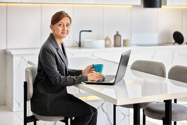 Cours virtuels diffusés en direct par une femme d'affaires avec un ordinateur portable à l'intérieur