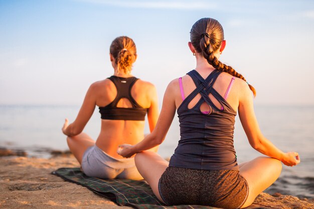 Cours de yoga au coucher du soleil.