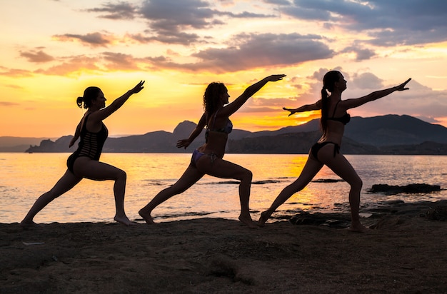 Cours de yoga au coucher du soleil.