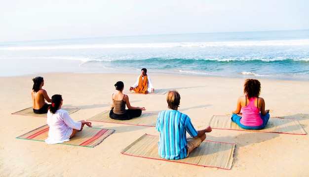 Cours de yoga en bonne santé sur la plage