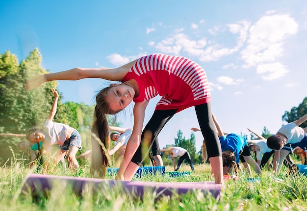 Cours de yoga à l'extérieur en plein air. Yoga pour enfants,