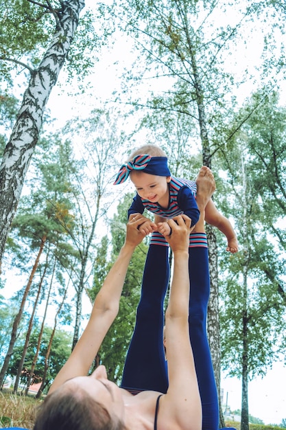 Cours de yoga en plein air pour maman et bébé cours de yoga familial bien-être pratiquant la pleine conscience et la méditation