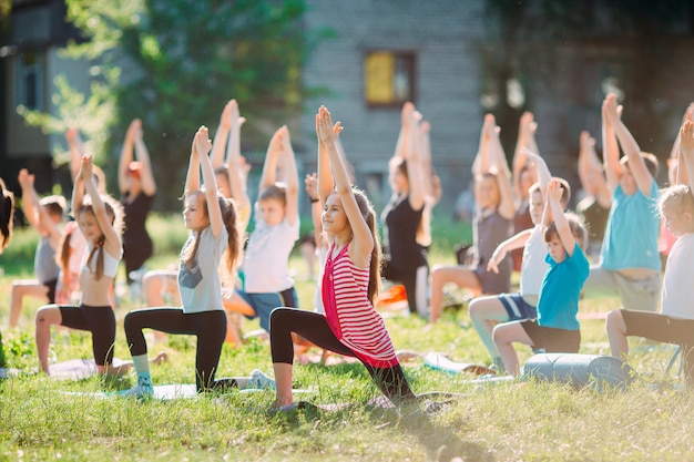 Cours de yoga en plein air. Yoga pour les enfants